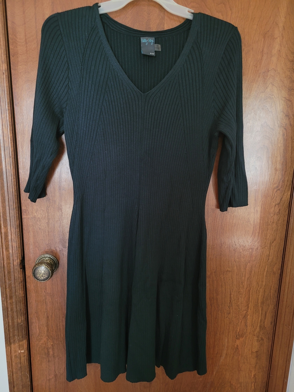 Gabby Skye Green Ribbed V-Neck Midi Dress